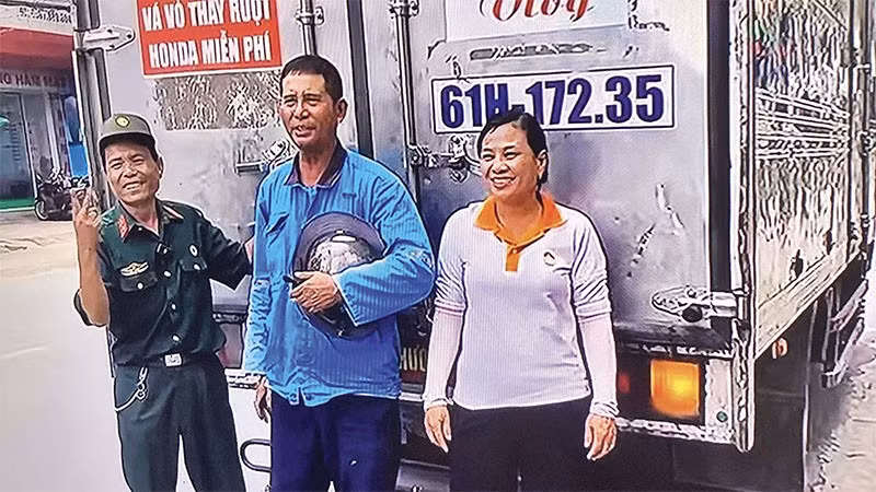 Ông Nguyễn Đức Quân va bà Phạm Thị Vân (bên phải) và chiếc xe “cứu nạn” của mình.