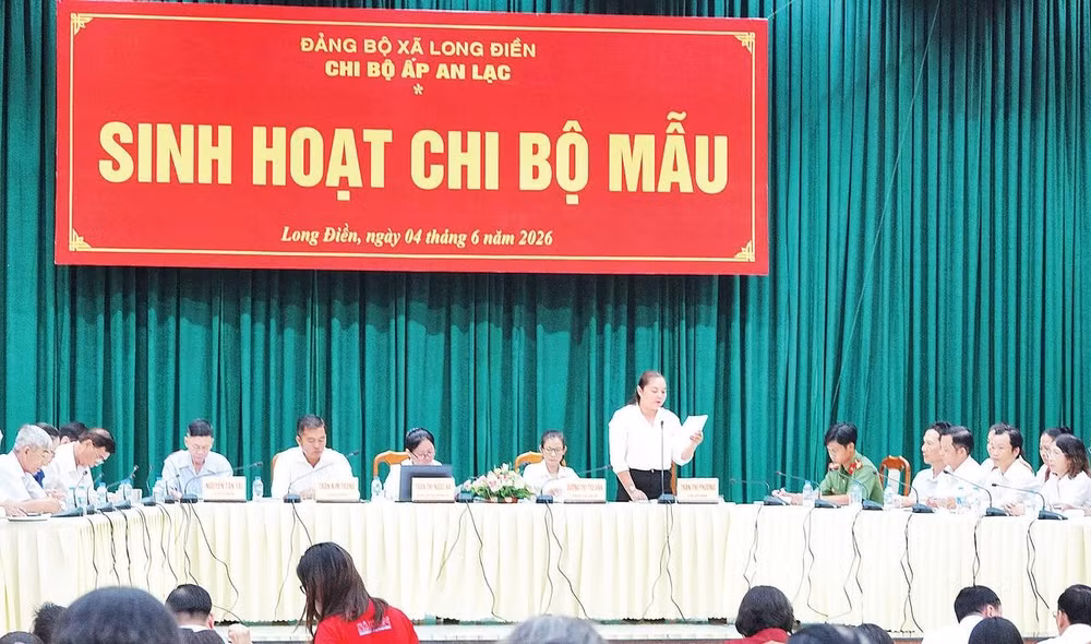 Chi bộ ấp An Lạc thực hiện thí điểm sinh hoạt chi bộ mẫu (Ảnh MẠNH HẢO)