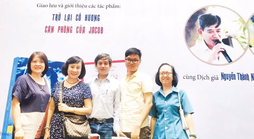 Nhà văn công an Võ Chí Nhất (thứ hai từ phải qua) và các bạn văn.