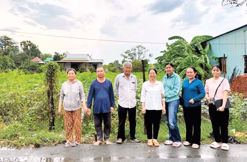 Cán bộ Hội Nông dân xã Bình Chánh xuống tận nhà nông dân để hỗ trợ kết nối đầu ra nông sản cho bà con (Ảnh CTV)