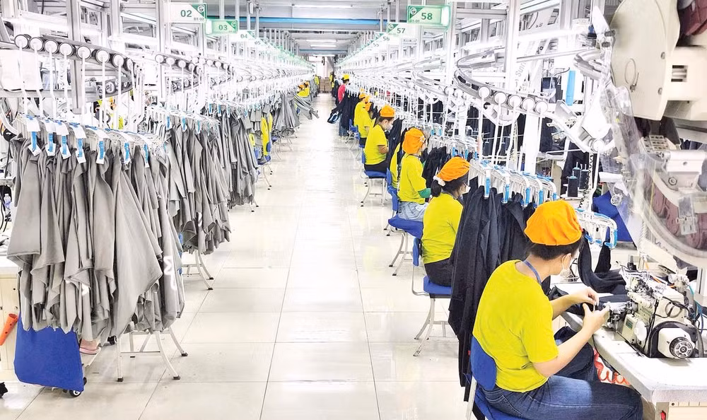 Sản xuất mặt hàng may mặc xuất khẩu tại một công ty Trung Quốc, 100% vốn nước ngoài đóng tại Khu công nghiệp Đông Nam, xã Bình Mỹ.