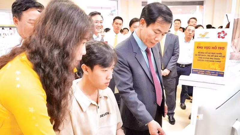 Giữa tháng 3/2026, Ủy ban nhân dân tỉnh Quảng Trị khai trương đề án dịch vụ bưu chính công ích tham gia giải quyết thủ tục hành chính.