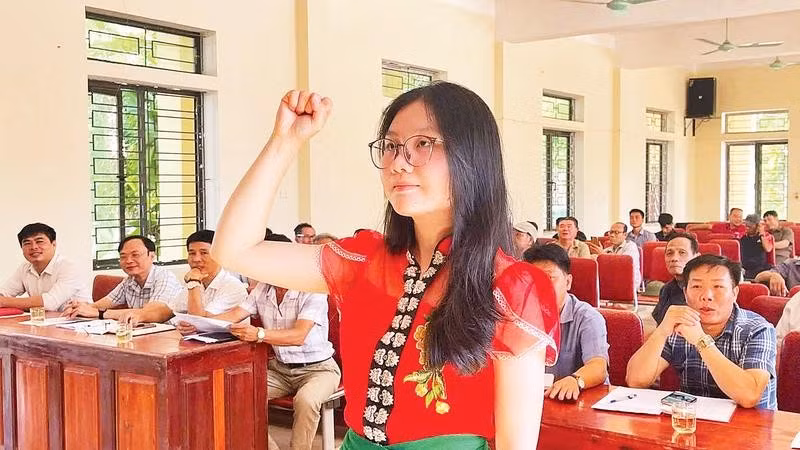Đảng viên trẻ Vi Thị Phương Thảo phát biểu tại lễ kết nạp đảng viên.