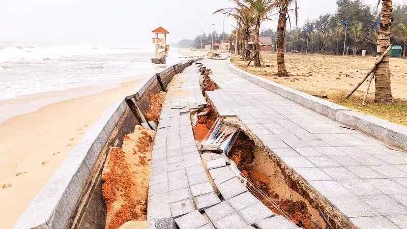 Sau các đợt mưa bão, sóng biển xâm thực làm sạt lở nhiều tuyến bờ kè ven biển Quảng Trị.