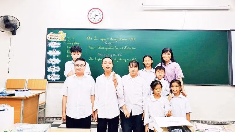 Cô giáo Trịnh Thị Hằng và các em học sinh Trung tâm Giáo dục nghề nghiệp-Giáo dục thường xuyên Nguyễn Văn Tố.