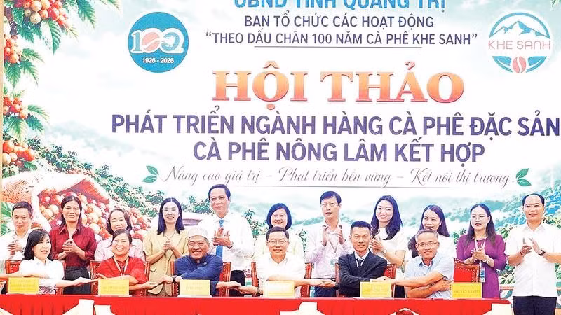 Đại diện các doanh nghiệp và nhà sản xuất ký biên bản ghi nhớ hợp tác (Ảnh HOÀNG HÙNG)