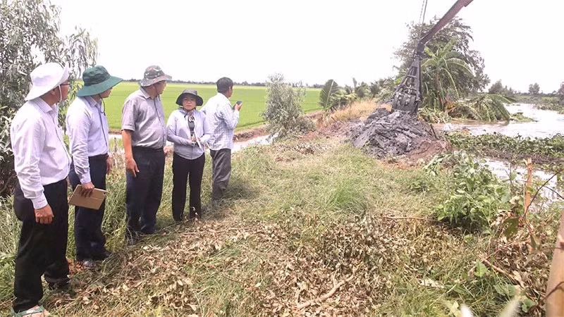 Lãnh đạo Ủy ban nhân dân tỉnh Tây Ninh kiểm tra công tác phòng chống lũ tại các ô đê bao xã Vĩnh Châu.