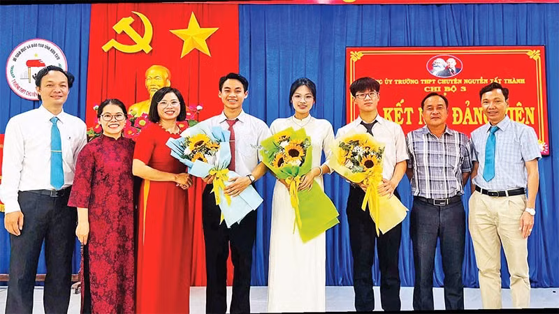 Lễ kết nạp đảng viên là học sinh trong năm học 2024-2025.