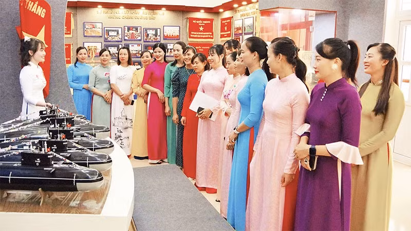 Các hội viên tham quan, học tập tại phòng truyền thống đơn vị. (Ảnh CTV HQ)