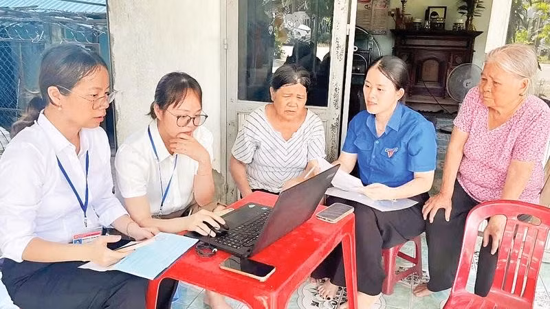Công chức Trung tâm Phục vụ hành chính công xã An Hòa đến tận nhà người dân hỗ trợ làm thủ tục dịch vụ công trực tuyến.