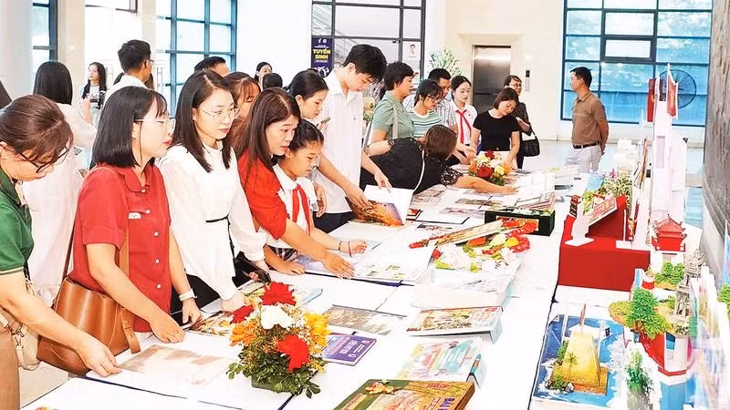 Các đại biểu tham quan trưng bày những bài thi hay, trình bày đẹp trong lễ trao giải Cuộc thi Đại sứ Văn hóa đọc Hà Nội 2026.