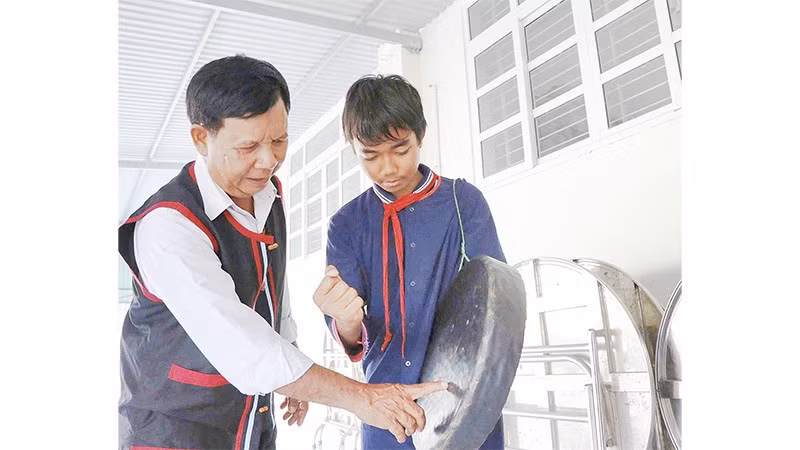 Nghệ nhân Ưu tú Tà Thía Banh hướng dẫn thế hệ trẻ cách cảm nhận âm thanh, hiểu hoàn cảnh sử dụng nhạc cụ và những giá trị văn hóa ẩn sau từng thanh âm.