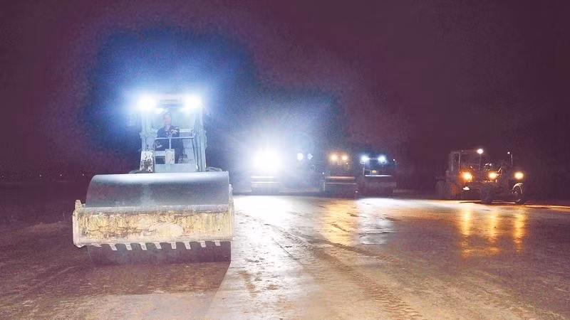 Thi công xuyên đêm tại dự án giao thông trọng điểm đường Hoàng Sa-Dốc Sỏi.