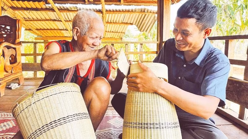 Người dân địa phương đang từng bước đưa những giá trị văn hóa vốn có của làng trở thành sản phẩm phục vụ du khách.