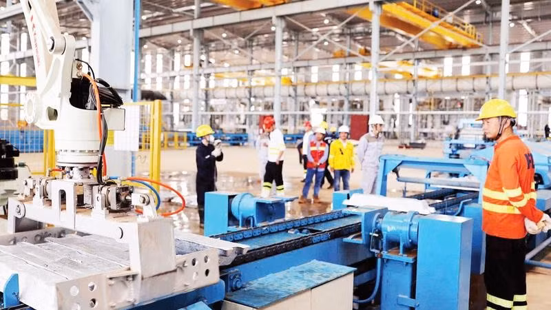 Sản phẩm nhôm thỏi đầu tiên tại Việt Nam chính thức được công bố tại Công ty trách nhiệm hữu hạn Luyện kim Trần Hồng Quân, xã Nhân Cơ, tỉnh Lâm Đồng.