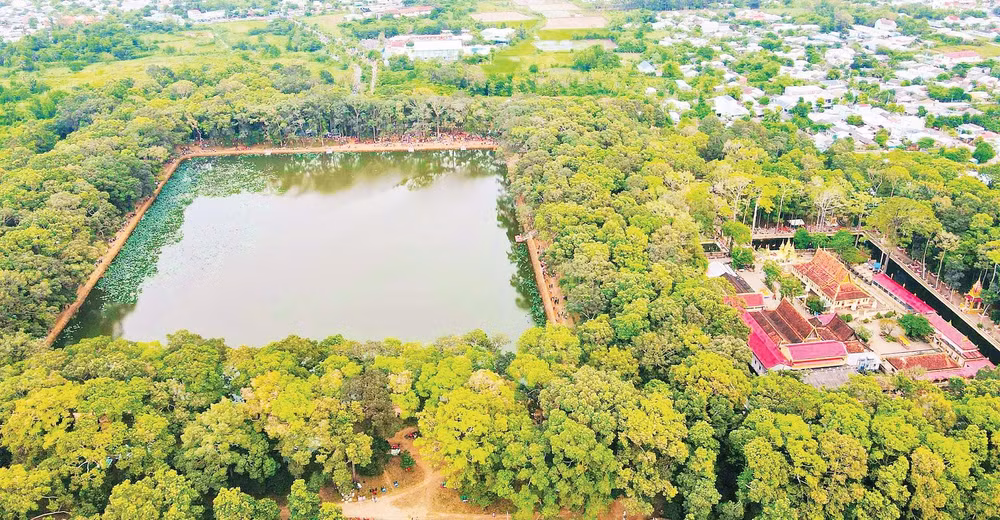 Làng văn hóa du lịch Khmer Trà Vinh tại phường Nguyệt Hóa, tỉnh Vĩnh Long thu hút đông đảo du khách đến trải nghiệm các hoạt động văn hóa, lễ hội.