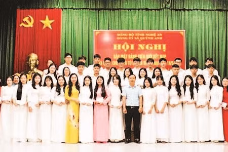 Đảng ủy xã Quỳnh Anh gặp mặt đảng viên mới kết nạp và quần chúng ưu tú chuẩn bị kết nạp Đảng.