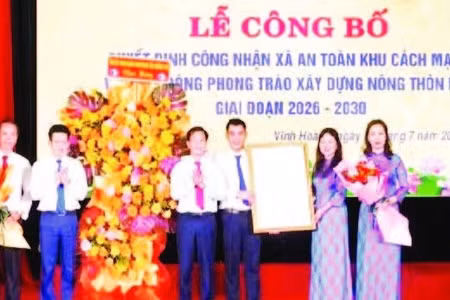 Trao Quyết định công nhận xã Vĩnh Hoàng là xã An toàn khu trong thời kỳ kháng chiến (Ảnh HIẾU MINH)