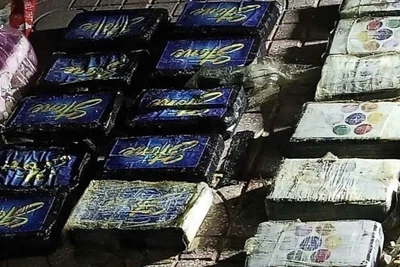 Các bánh có bột trắng, nghi ngờ là ma túy.