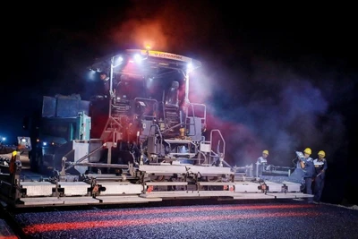 Nhà thầu thi công dự án Đồng Đăng-Trà Lĩnh triển khai dây chuyền thảm hiện đại gồm nhiều thiết bị lu lèn, tiến hành quy trình thảm nhựa nóng tại mũi thi công Km11 (xã Văn Lãng, Lạng Sơn).