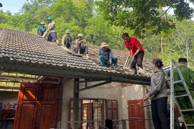 Cán bộ và nhân dân xã Quảng Bạch, tỉnh Thái Nguyên ra quân hỗ trợ xóa nhà tạm cho hộ nghèo. (Ảnh TUẤN SƠN)