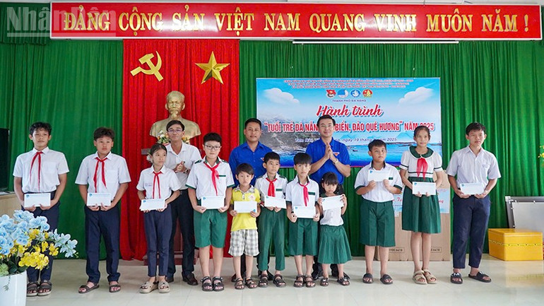 Tặng quà cho thiếu nhi có hoàn cảnh khó khăn. ndo_tl_tam-hai2.jpg