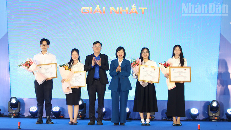 มีการมอบรางวัลที่หนึ่งสองรางวัลให้กับกลุ่มผู้เขียน ndo_tr_33.jpg