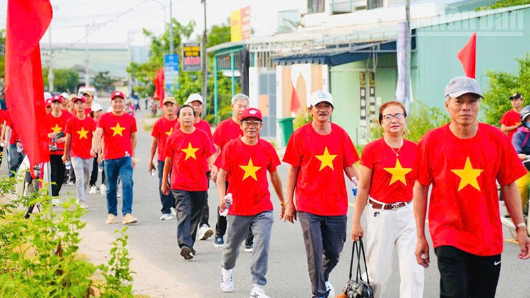 Xã Duy Xuyên đi bộ trong sắc đỏ rực. ndo_tr_duy-xuyen-2.jpg
