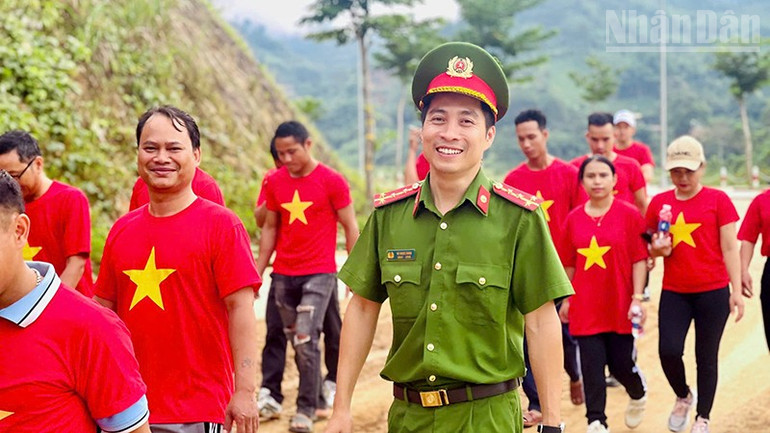 Nụ cười chiến sĩ công an xã Trà Tập. ndo_tr_tra-tap-3.jpg