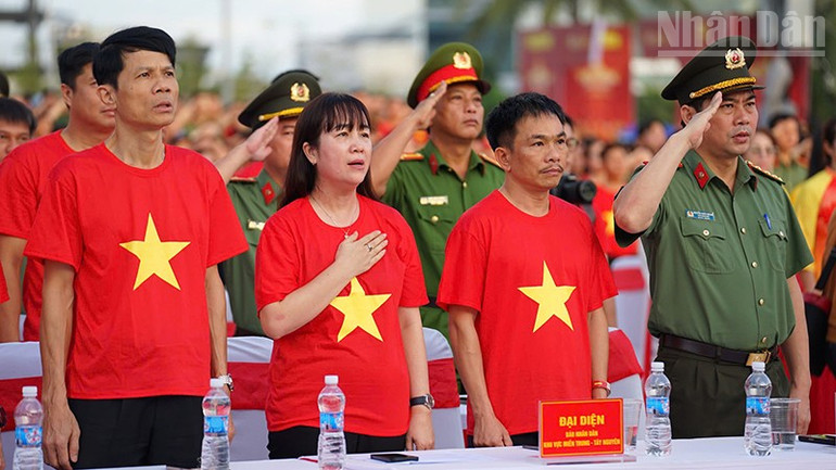 Trang trọng nghi lễ Chào cờ. ndo_tr_2.jpg