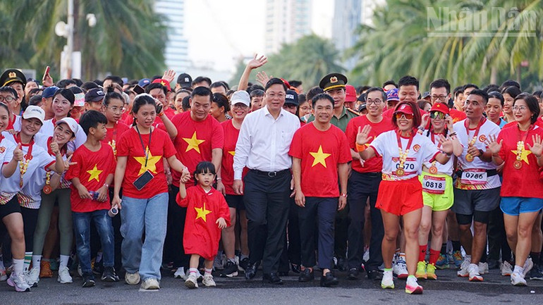 Đại diện lãnh đạo thành phố, Đại diện Báo Nhân dân tại miền Trung – Tây Nguyên, cùng Công an thành phố Đà Nẵng và nhân dân đi bộ. ndo_tr_3.jpg