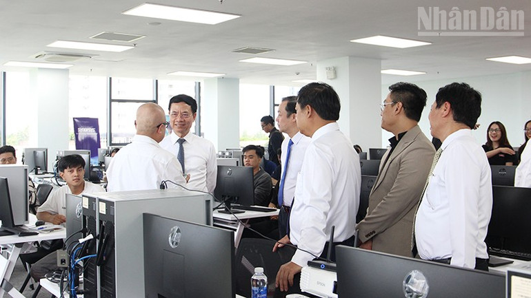 Bộ trưởng Khoa học và Công nghệ Nguyễn Mạnh Hùng thăm lớp đào tạo thiết kế vi mạch. ndo_tr_img-7249.jpg