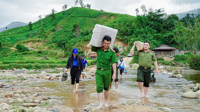 Vào với bà con vùng sâu vùng xa. ndo_tr_cadn7.jpg