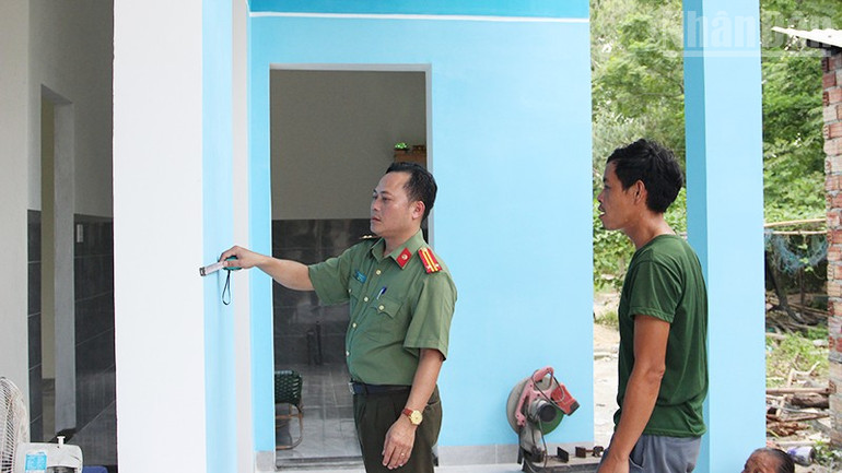 Kiểm tra tình hình xây nhà của bà Huỳnh Thị Nhàn. ndo_tr_img-7618.jpg