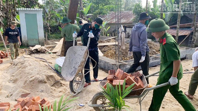 Đóng góp ngày công giúp nhân dân xây, sửa nhà. ndo_tr_cadn2.jpg