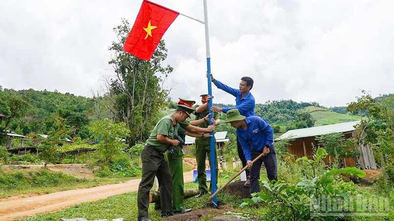 Dấu ấn sức trẻ tại các bản, làng. ndo_br_cadn6.jpg