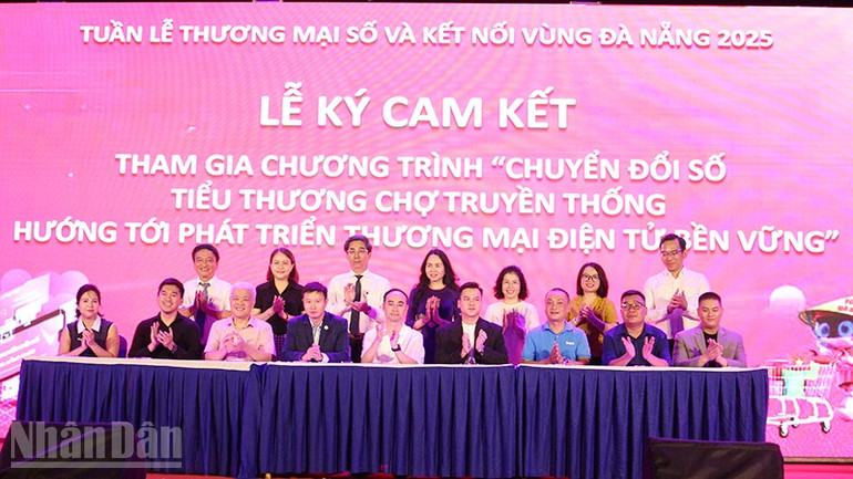 Ký cam kết đồng hành cùng tiểu thương. ndo_bl_img-7713.jpg