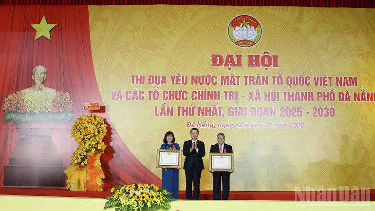 En nombre del Presidente, el Congreso otorgó la Medalla Laboral de Tercera Clase a dos personas. ndo_br_mttq2.jpg