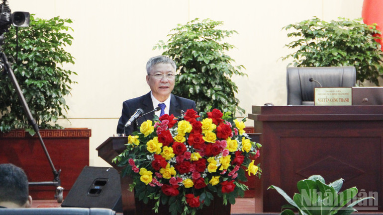 Leder av Da Nang bys folkeråd, Nguyen Duc Dung, holdt de avsluttende bemerkningene på sesjonen. ndo_br_hdnd3.jpg