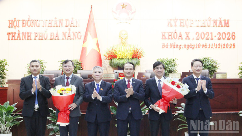 Overrekker avskjedsblomster og gratulerer den nyansatte. ndo_br_hdnd1.jpg