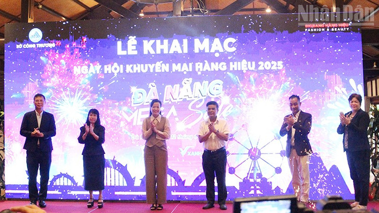 Đại biểu thực hiện nghi thức khai mạc. ndo_tr_img-6233.jpg