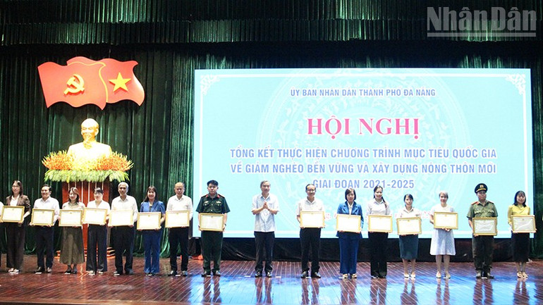 Tặng Bằng khen các tập thể có thành tích xuất sắc trong phong trào “Thành phố Đà Nẵng chung sức xây dựng nông thôn mới”. ndo_tr_img-6103.jpg