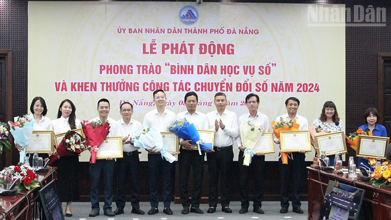 Khen thưởng tập thể có thành tích xuất sắc trong công tác chuyển đổi số. ndo_tr_chuyen-doi-so.jpg