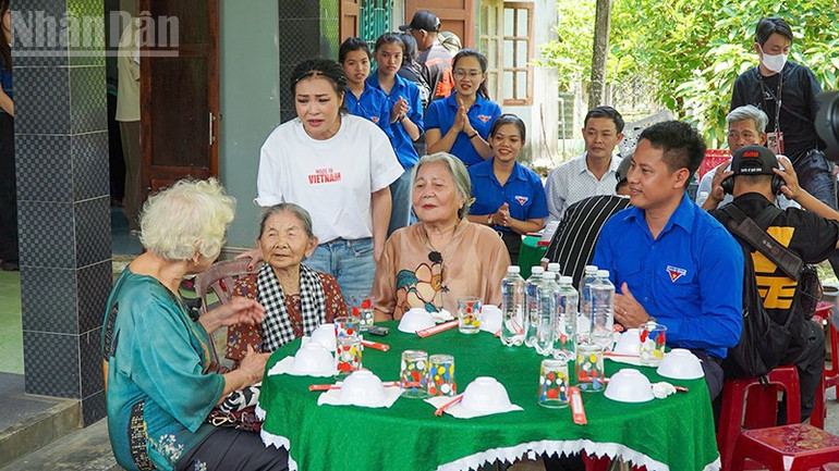 Thăm Mẹ Việt Nam Anh hùng Hồ Thị Chiến ndo_tl_9.jpg
