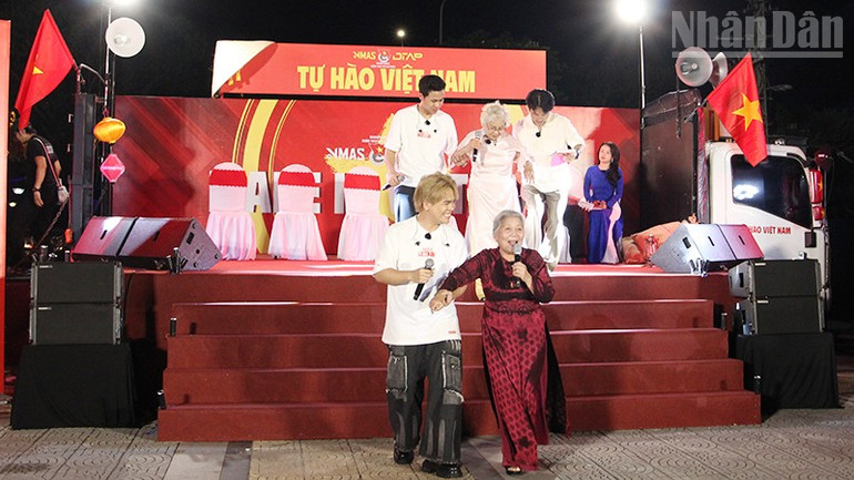 NSƯT Ca Lê Hồng và NSƯT Lê Thiện tái hiện đoàn văn công ngày xưa. ndo_tr_7.jpg