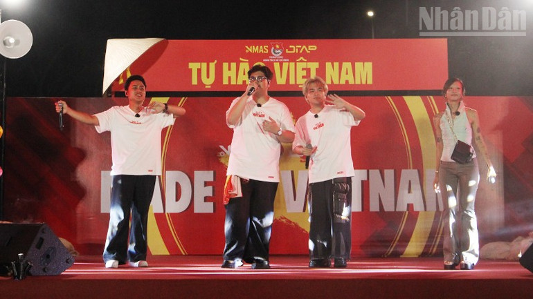Nhiều ca khúc trẻ cũng được biểu diễn. ndo_tr_3.jpg