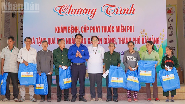 Tặng quà cho người dân. ndo_tl_a1.jpg
