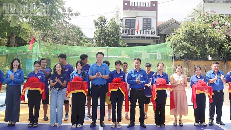 Cắt băng khánh thành Không gian Thể thao Thanh niên. ndo_tl_2.jpg