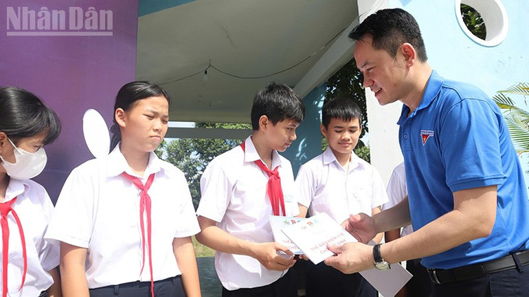Trao tặng thẻ Bảo hiểm y tế cho học sinh. ndo_tl_3.jpg