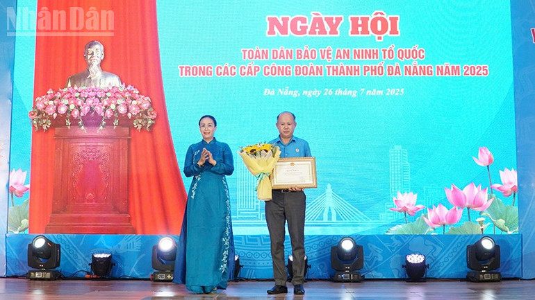 Ủy ban nhân dân thành phố Đà Nẵng trao tặng Bằng khen cho Liên đoàn Lao động. ndo_tl_ldld.jpg